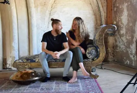 Hoofdafbeelding van de Meditatie & Handpan avonden die Ralf Silvius & Caroline Schmitt maandelijks geven in Het Bolwerk in Amersfoort. Deze foto is genomen in de Metaal Kathedraal in Utrecht.