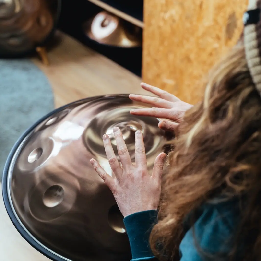 Ralf Silvius geeft een handpanles in Amersfoort aan een leerling.