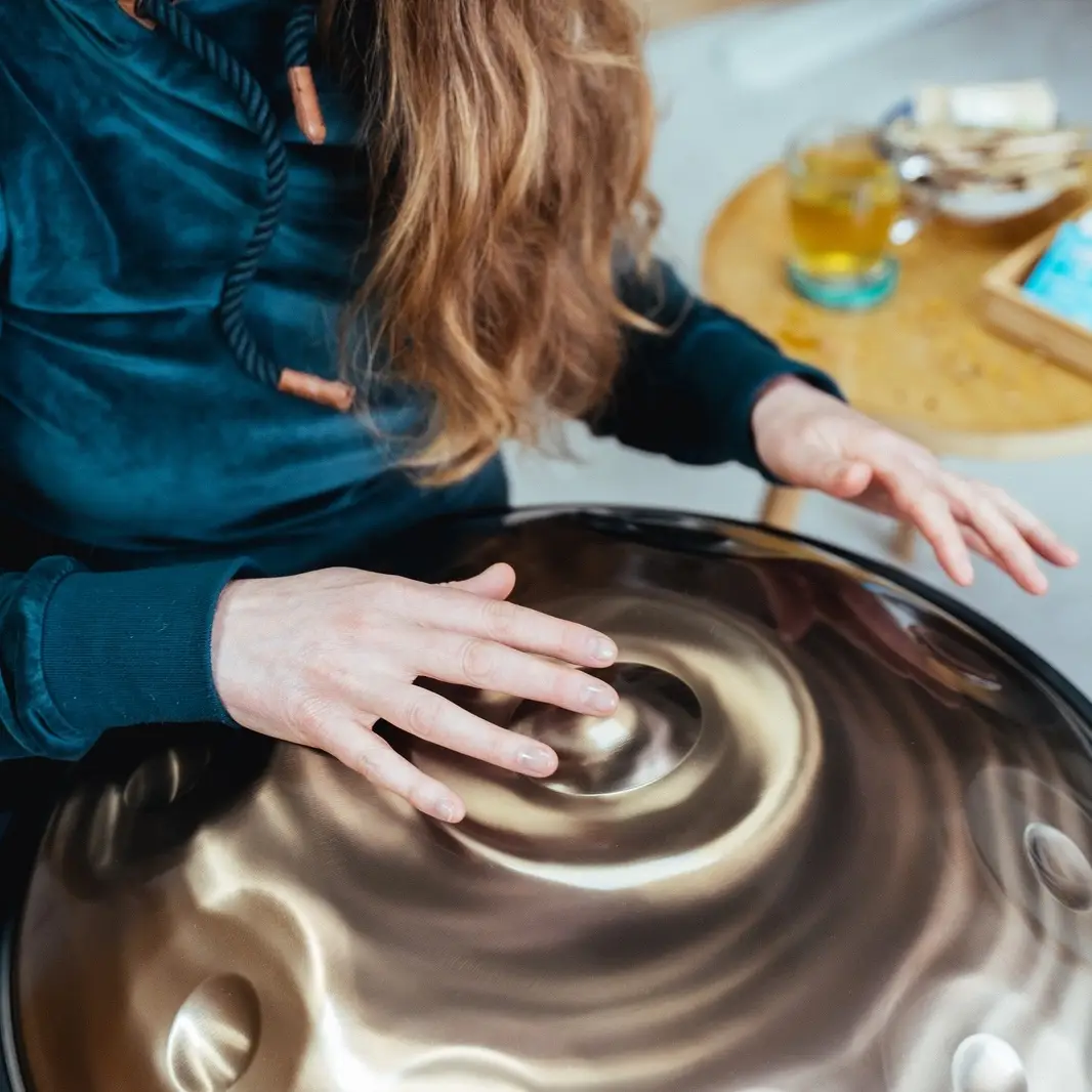 Ralf Silvius geeft een handpanles in Amersfoort aan een leerling.