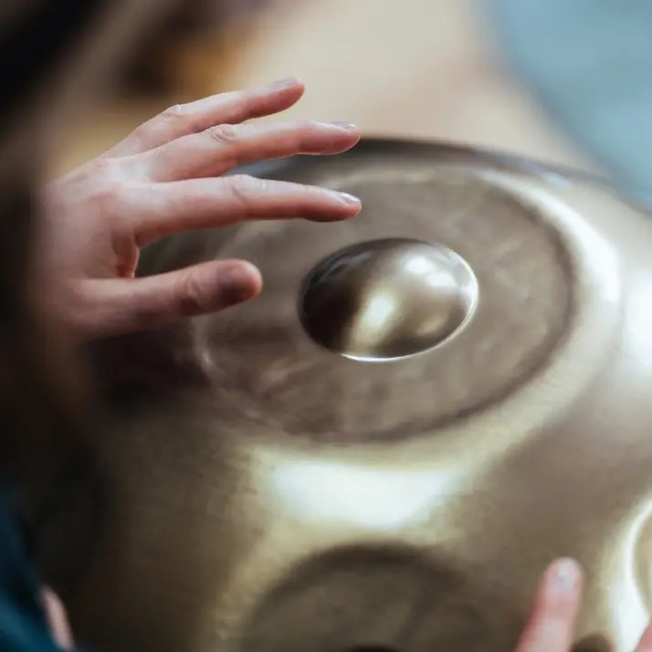 Ralf Silvius geeft een handpanles in Amersfoort aan een leerling. Closeup